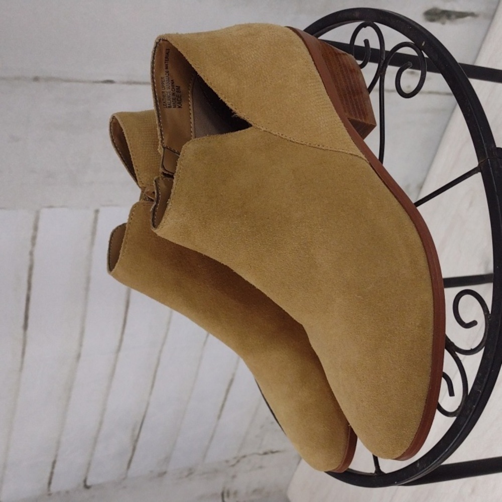 Violet & Red Tan Ankle Bootie Size 8